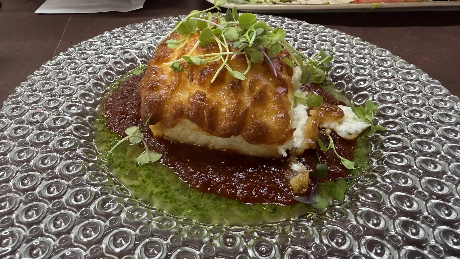 Bacalao gratinado sobre tomate casero con brotes