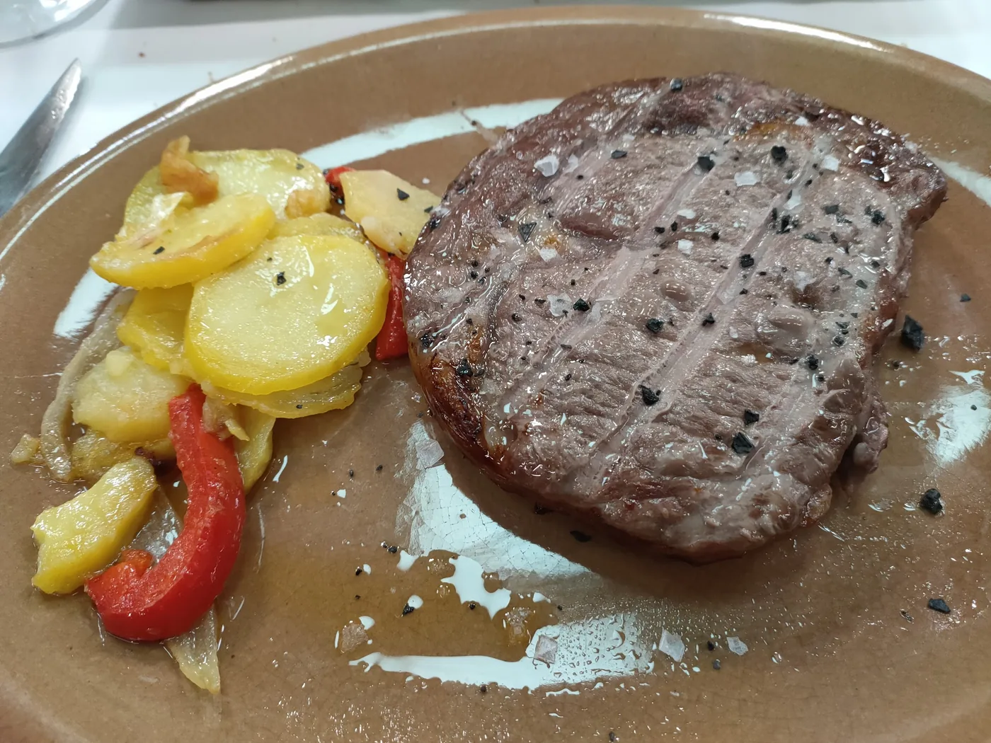 Carne a la brasa con patatas a lo pobre
