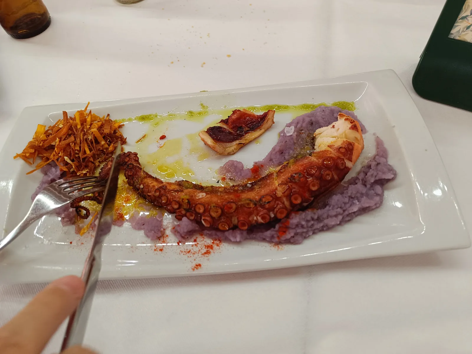 Pata de pulpo a la parrilla sobre parmentier morado
