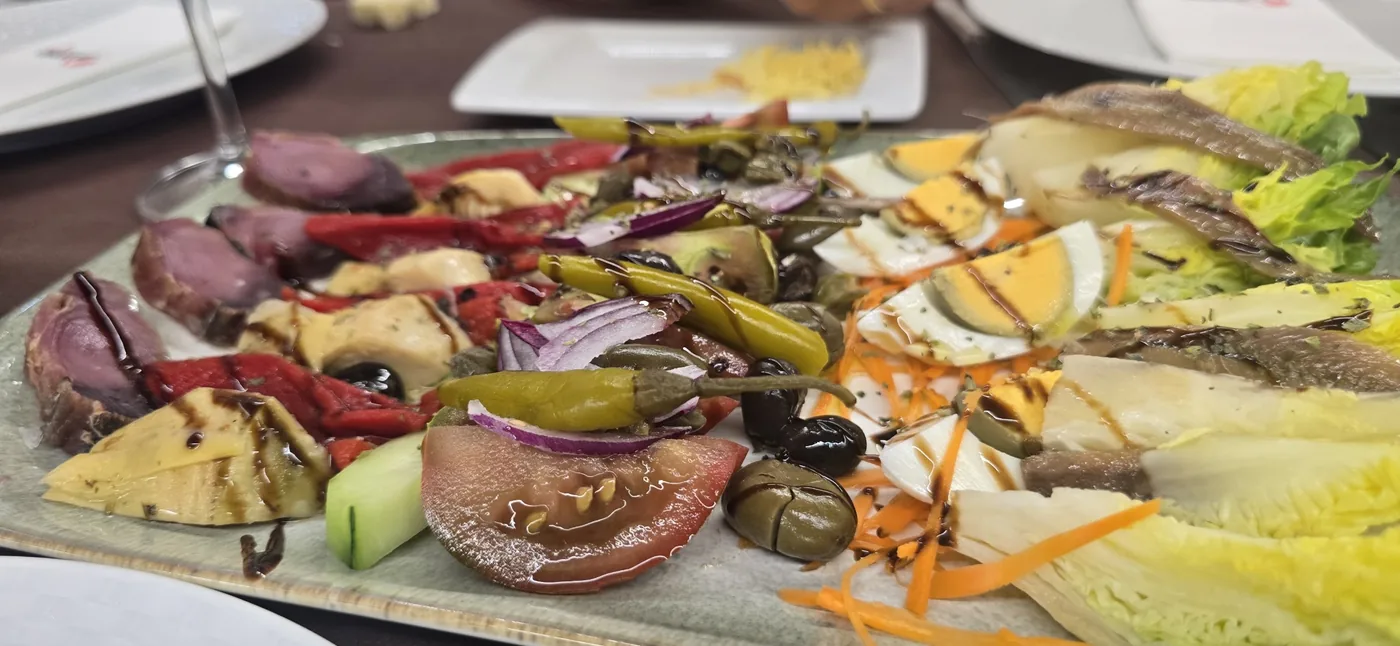 Ensalada de salados con huevo, aceitunas y encurtidos
